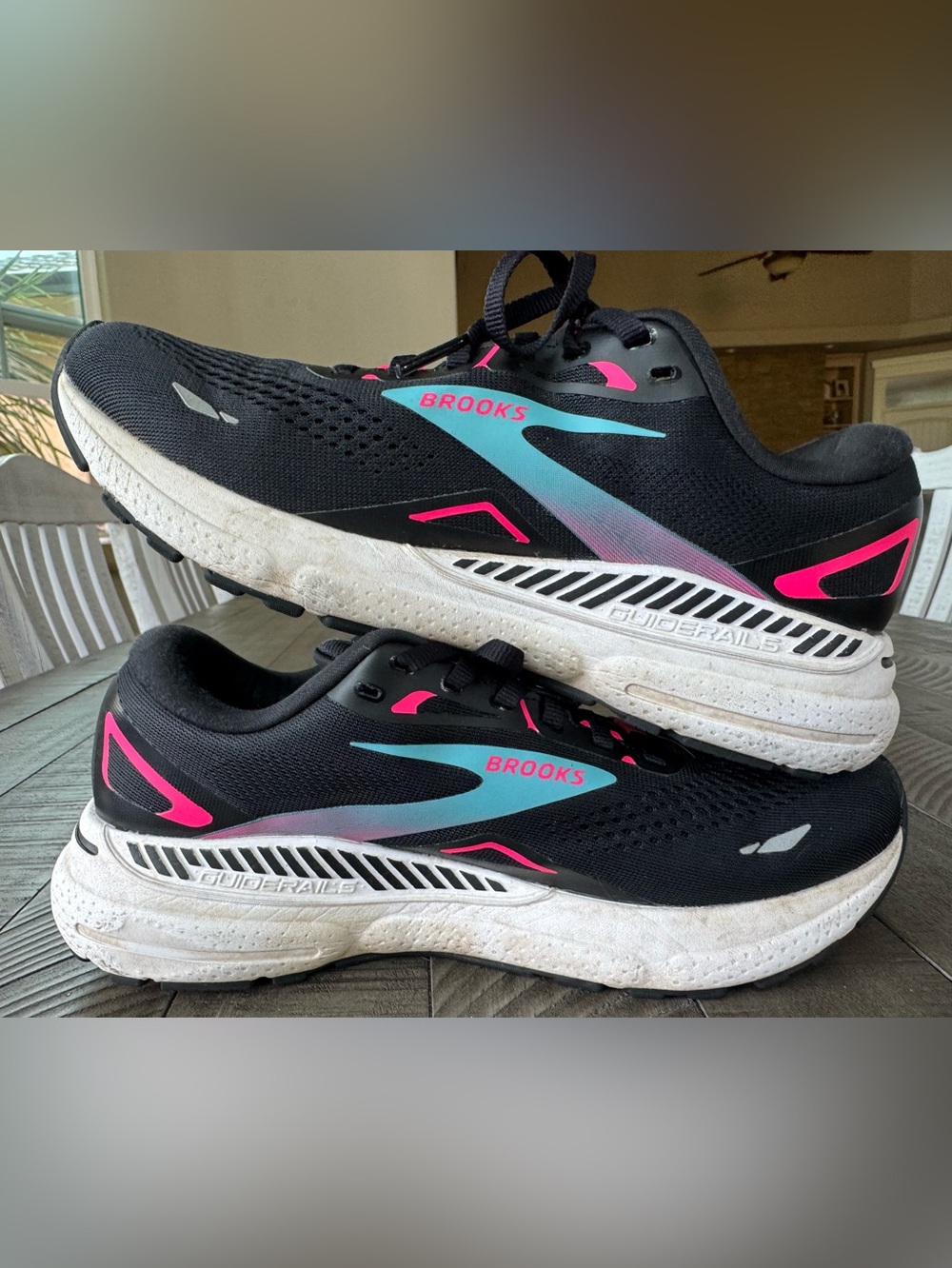 Brooks Adrenaline GTS 23 GTX
Black/Pink/Aqua Running Shoes Women's Size 10